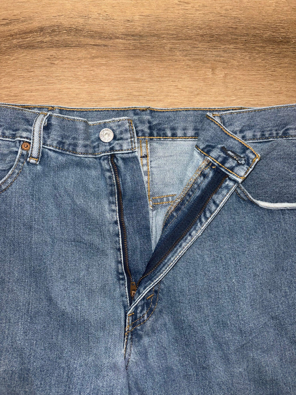 Early 2000s Levi's 550 Jeans (38x34)